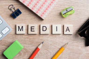 ahşap küpleri ile medya kelime yazıldığından