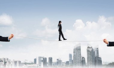 Göz bağını ipte yürümek gözleri ile işadamı 