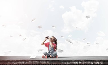 Dürbün içinde seyir tatlı kız