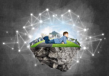 yüzen ada ve mutlu çocuk