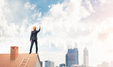 adam evin çatı ve çizim şehir