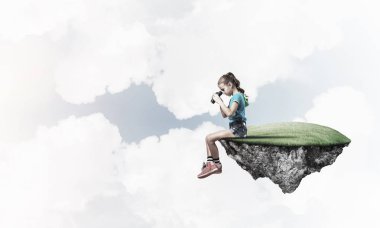 sevimli gülümseyen kız