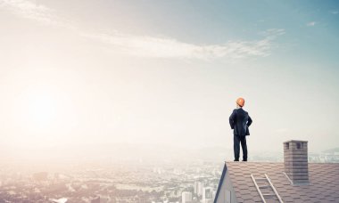 işadamı Çatının kenarında elbiseli