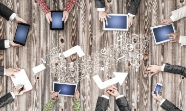 Bir grup insan elinde aygıtlarla