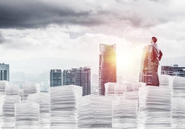 Takım elbiseli emin iş adamı