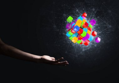  küp şekil tutan adam el 