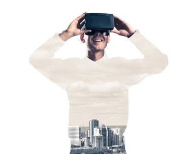 Sanal gerçeklik kulaklığı olan adam.