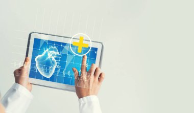 Doktorun elinde tıp arabirimiyle tablet