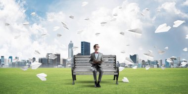 komik adam kırmızı gözlük