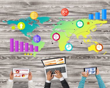 elinde aygıtlarla masada oturan iş adamları 