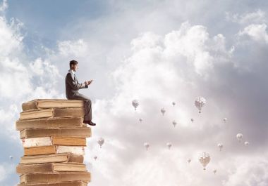 Adam işadamı yığında kitap okuma 
