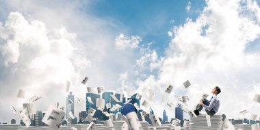 iş kağıtları yığını üzerinde oturan takım elbiseli adamı 