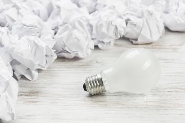 buruşuk kağıt ve ampul