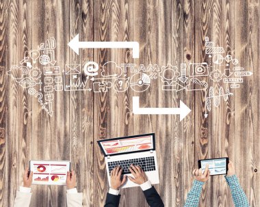 Bir grup insan elinde aygıtlarla