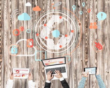 insanlar aygıtlarla birlikte çalışan eller