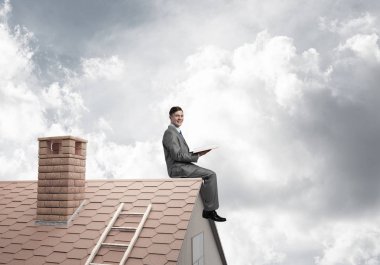 işadamı evi çatıda oturan takım elbiseli 