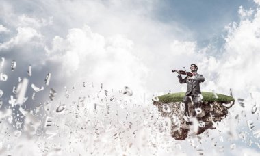 Genç adam takım elbise ve gözlük