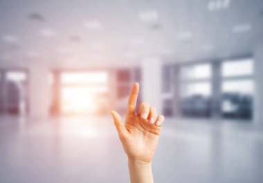 kadın el parmak ile ekran dokunaklı