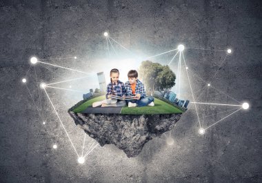  yüzen ada ve çocuk