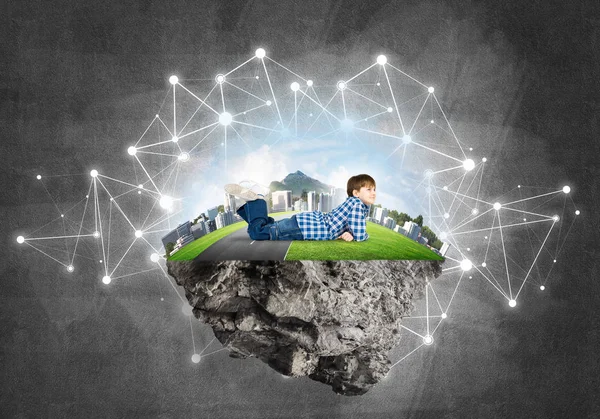 yüzen ada ve mutlu çocuk