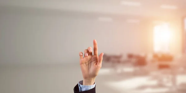 Mujer de negocios mano tocando pantalla —  Fotos de Stock