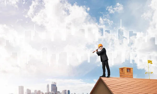 Uomo sul tetto guardando in cannocchiale — Foto Stock