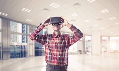 Sanal gerçeklik kulaklığı olan adam.