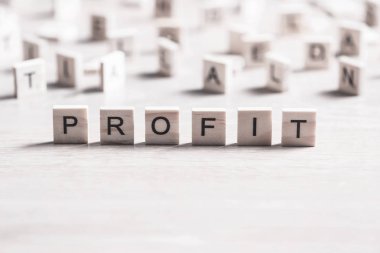 harflerle ahşap öğeleri