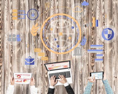 insanlar aygıtlarla birlikte çalışan eller