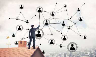 adam çatıda ayakta 