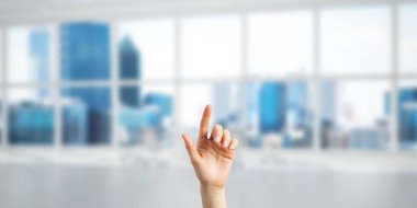 kadın el parmak ile ekran dokunaklı