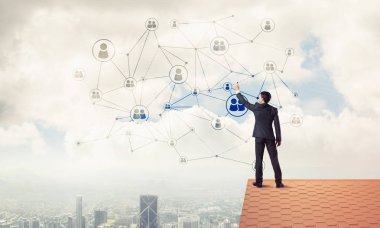 adam çatıda ayakta 