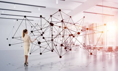 Modern ofis ayakta şık iş kadını 