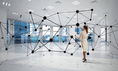 Modern ofis ayakta şık iş kadını 