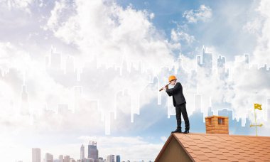 adam çatıda spyglass içinde arıyorum