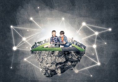  yüzen ada ve çocuk