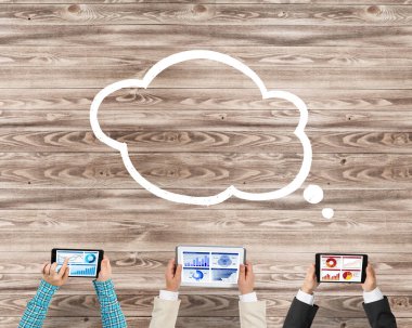 Bir grup insan elinde aygıtlarla