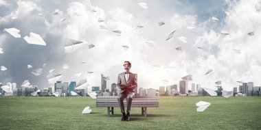 komik adam kırmızı gözlük