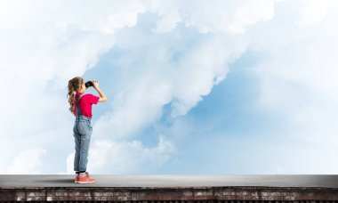 Dürbün içinde seyir tatlı kız