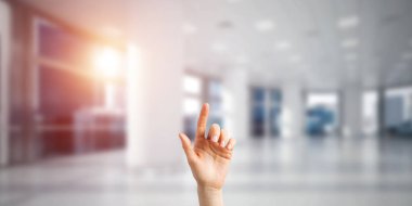 kadın el parmak ile ekran dokunaklı