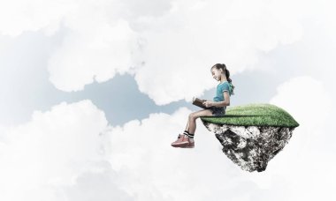 sevimli gülümseyen kız