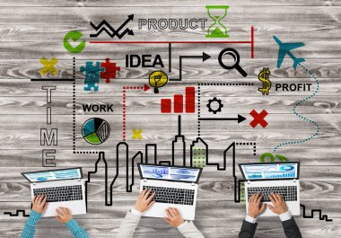 elinde aygıtlarla masada oturan iş adamları 