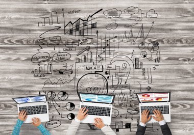 elinde aygıtlarla masada oturan iş adamları 