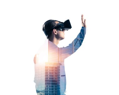 Sanal gerçeklik kulaklığı olan adam.