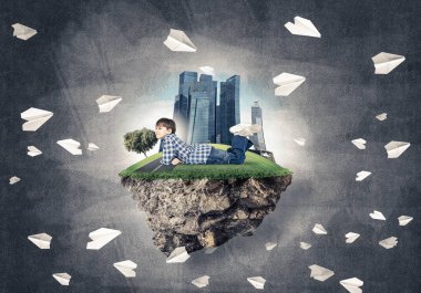 yüzen ada ve mutlu çocuk