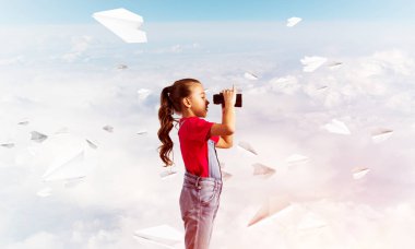 Dürbün içinde seyir tatlı gülümseyen kız