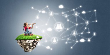 Yüzen ada üzerinde sevimli gülümseyen kız 