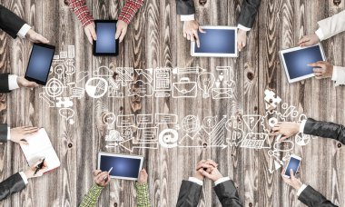 Bir grup insan elinde aygıtlarla