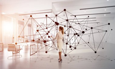Modern ofis ayakta şık iş kadını 
