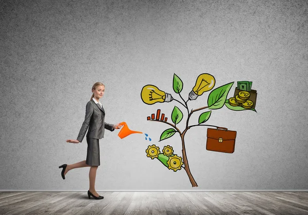 Businesswoman presenting financial growth concept — Stock Photo, Image